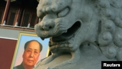 资料照:北京天安门城楼悬挂的毛泽东画像与城楼前的石狮。
