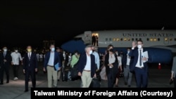 美国联邦参议院预算委员会共和党首席议员林赛·格雷厄姆(Lindsey Graham)2022年4月14日率领跨党派参众议员访问团飞抵台湾松山机场。(照片提供:台湾外交部)。