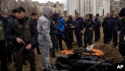 来自法国国家宪兵队刑事研究所的宪兵在基辅近郊布查观察掘尸工作,这些平民在俄罗斯侵乌战争期间被打死。(2022年4月12日)