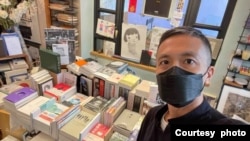 香港资深传媒人 区家麟 被指涉嫌违反”串谋发布煽动刊物罪”,被带返警署扣查17小时后获准保释。 (区家麟社交网站图片)