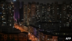 上海封城后静安区居民楼的夜景。(2022年4月9日)
