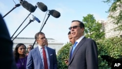 美国财政部长姆努钦在白宫对媒体讲话。(2018年7月26日)