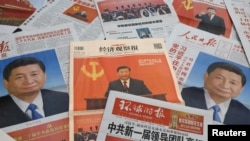 中国国家主席习近平和其领导的新一届政治局常委的报纸报道(2022年10月24日)。