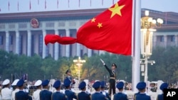 中国解放军仪仗队在国庆日的天安门广场举行升旗仪式。(2022年10月1日)