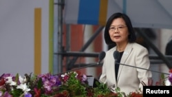 台湾总统蔡英文2022年10月10日在总统府前举行的双十节庆典仪式上发表讲话。(路透社)
