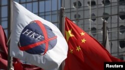 资料照:中国国旗在香港交易所的旗帜旁飘扬。