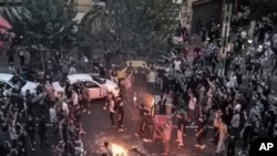 资料照片:2022年9月20日,伊朗人在德黑兰抗议阿米尼在道德警察拘押中死亡。(美联社照片)