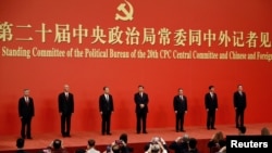 2022年10月23日,在中共二十届一中全会后,中共新一届中央政治局常委与中外媒体见面。