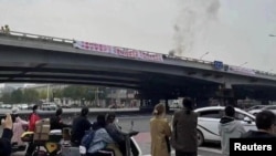 资料照片:北京海淀区四通桥2022年10月13日有抗议者悬挂要求习近平下台的标语横幅。互联网监管人员迅速删除在中国社交媒体平台广泛传播的横幅照片。