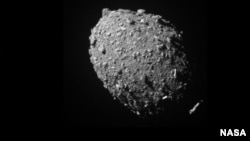 Dart航天器在撞击11秒钟前拍摄到的小行星的图像。(NASA2022年9月26日照片。)