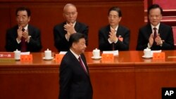 中共领导人习近平在北京人大会堂出席中共二十大开幕式。(2022年10月16日)