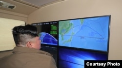 资料照片:朝中社2022年10月10日刊登朝鲜领导人金正恩观看导弹发射。