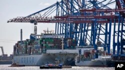 资料照:中国中远集团(Cosco)的集装箱船在德国汉堡港装卸货物。(2022年3月19日)
