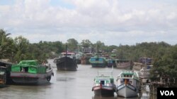 စစ်တွေမြို့နယ် ဆပ်ရိုးကျချောင်းအတွင်းရပ်နားထားတဲ့ ရေယာဉ်များ။ (ဓာတ်ပုံ-သက်နိုင်/ဗွီအိုအေ)