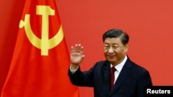 2022年10月23日,中共领导人习近平带领中共新一届中央政治局常委与中外媒体见面期间讲话后招手。