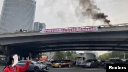 资料照:北京海淀区四通桥2022年10月13日有抗议者悬挂要求习近平下台的标语横幅。