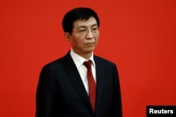 中共中央政治局常委会成员王沪宁在中共二十大闭幕后与媒体见面。(2022年10月23日)
