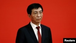 中共中央政治局常委会成员王沪宁在中共二十大闭幕后与媒体见面。(路透社2022年10月23日)