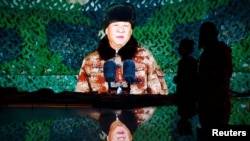 北京的中国军事博物馆内的大屏幕显示中国领导人习近平对军队讲话。(2022年10月8日)