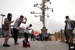 资料照:北京天安门广场上的游人与监控摄像头。(2021年7月15日)