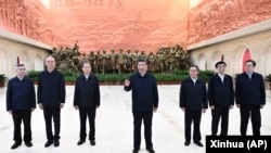 资料照:中共领导人习近平带领他的新班子到陕北参观延安革命纪念馆。(2022年10月27日)