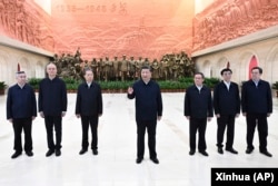 中共领导人习近平带领他的新班子到陕北参观延安革命纪念馆,右一为丁薛祥。(2022年10月27日)