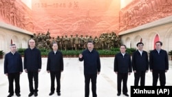 中共领导人习近平带领他的新班子到陕北参观延安革命纪念馆。(2022年10月27日)