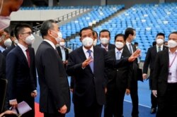 柬埔寨总理洪森与到访的中国外长王毅交谈。(2021年9月12日)