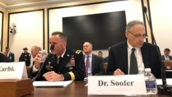 美国国防部核武器及导弹防御政策副助理部长罗伯特·苏佛(Robert Soofer)(右)(美国之音黎堡2020年3月12日摄)