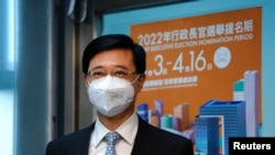 前香港政務司司長李家超2022年4月13日到選舉事務處提交參選特首提名。(路透社照片)