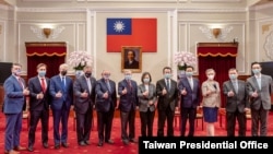 台湾总统蔡英文2022年4月15日在台北会晤到访的美国国会议员代表团。(照片来自台湾总统府网站)