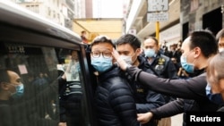 2021年12月29日,《立场新闻》当时的署理总编辑林绍桐在香港警方搜查了他的办公室后被警方带走。根据香港警方国安处的说法,他是“串谋发布煽动性刊物”而被逮捕的六个人之一。(路透社)