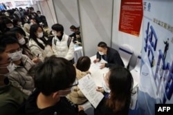 资料照:湖北省武汉市举办的一个招聘会(2021年3月10日)