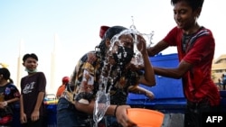 ထိုင်းနိုင်ငံ၊ ဘန်ကောက်မြို့ Songkran ကt Democracy Monument ရှေ့ ရေကစားနေသူများ။ (ဧပြီ ၁၃၊ ၂၀၂၂)
