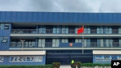 中国驻所罗门大使馆前飘扬着中国国旗。(2022年4月1日)