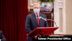 美国资深联邦参议员林赛∙格雷厄姆(Lindsey Graham)率领一个美国国会议员代表团访问台湾,在台北与蔡英文总统举行会晤。(照片来自台湾总统府网站)