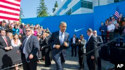 美国总统奥巴马在美国耐克(Nike)公司总部跑步上台讲话(2015年5月8日)