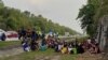 မလေးရှား လဝက ထိန်းသိန်းရေးစခန်းက ထွက်ပြေးပြီး ပြန်ဖမ်းမိထားတဲ့ ရိုဟင်ဂျာများ။ (ဧပြီ ၂၀၊ ၂၀၂၂/ မလေးရှား ရဲတပ်ဖွဲ့)