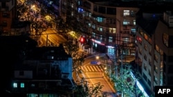 上海静安区封城后的夜景。(2022年4月21日)