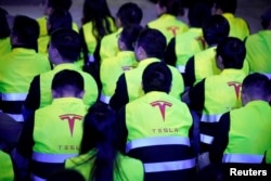 资料照:在上海的特斯拉工厂雇员参加交车仪式。(2020年1月7日)
