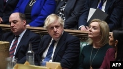 英国首相约翰逊、外交大臣特拉斯和国防大臣华莱士在议会出席听证(2022年2月24日)