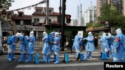 上海防疫人员准备在黄埔一个小区消毒(2022年4月20日)
