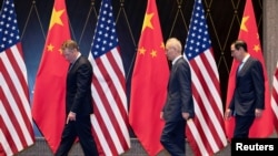 美国贸易代表莱特希泽(左)和财政部长姆努钦2019年7月31日在上海西郊宾馆与中国副总理刘鹤(中)走向拍合影的位置。