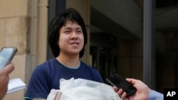 新加坡青年博主余彭杉(Amos Yee)获得政治庇护后在美国移民局办公室外面回答记者问题(2017年9月26日)