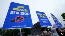 Мітинг проти зустрічі Ядерної консультативної групи між Південною Кореєю та США перед президентським офісом у Сеулі, Південна Корея, 18 липня 2023 р. На табличках написано "Протидія розміщенню атомного підводного човна". AP Photo/Ahn Young-joon