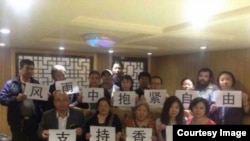 2014年9月29日,北京民众举牌声援香港民主运动,其中数人被拘留或传唤。(网络图片)