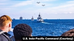 2022年11月9日美国海军士兵站在甲板上观看日本海上自卫队阅舰活动。(照片来自美国印度洋-太平洋司令部)