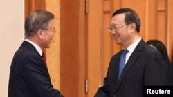 တောင်ကိုရီး ယားသမ္မတ Moon Jae-inနှင့် တရုတ်သမ္မတ ရှီ ကျင့်ဖျင်ရဲ့ အထူးကိုယ်စားလှယ် Yang Jiechi