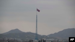 2023年3月3日,媒体在韩国坡州非军事区内的韩国观察站看到朝鲜的纪中洞村飘扬着一面朝鲜国旗。(美联社)