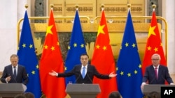 中国总理李克强(中)在北京人大会堂与欧洲理事会主席图斯克(左)和欧盟委员会主席容克出席联合记者会。(2018年7月16日)